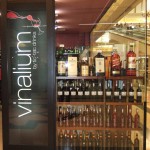 Elegante rótulo de tienda de vinos, en vertical sobre escaparate
