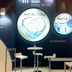 Muebles blancos para stand de congreso