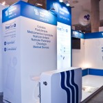 El stand para la empresa de productos farmacéuticos Fresenius presentó un mostrador personalizado