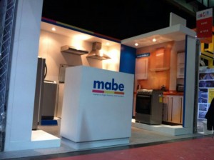 Mostrador personalizado en un stand de pequeño tamaño