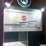 Vitrina y gráfica mural del stand de Kern Pharma
