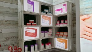 Vitrinas en stand de marca